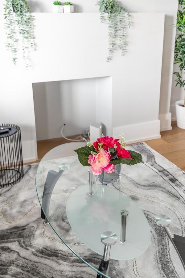 Fancy Downtown House With Hot Tub & Bbq By Globalstay Toronto Buitenkant foto